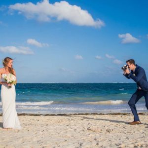 bride and groom photo sessions cancun beach