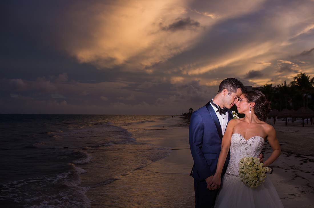 bride and groom photo sessions in cancun