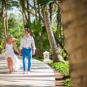 bride and groom wedding photo sessions