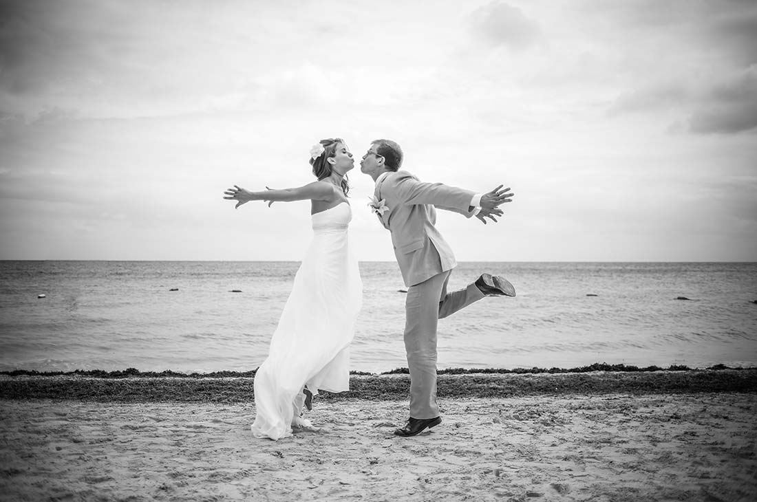bride and groom weddingg photo sessions beach cancun