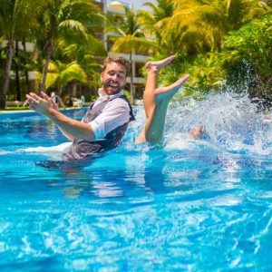 trash the dress in pool wedding photography cancun