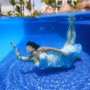 underwater trash the dress photo sessions in pool
