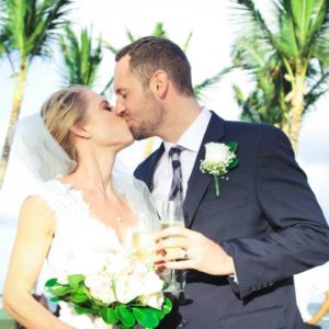 wedding photography ceremony kissing